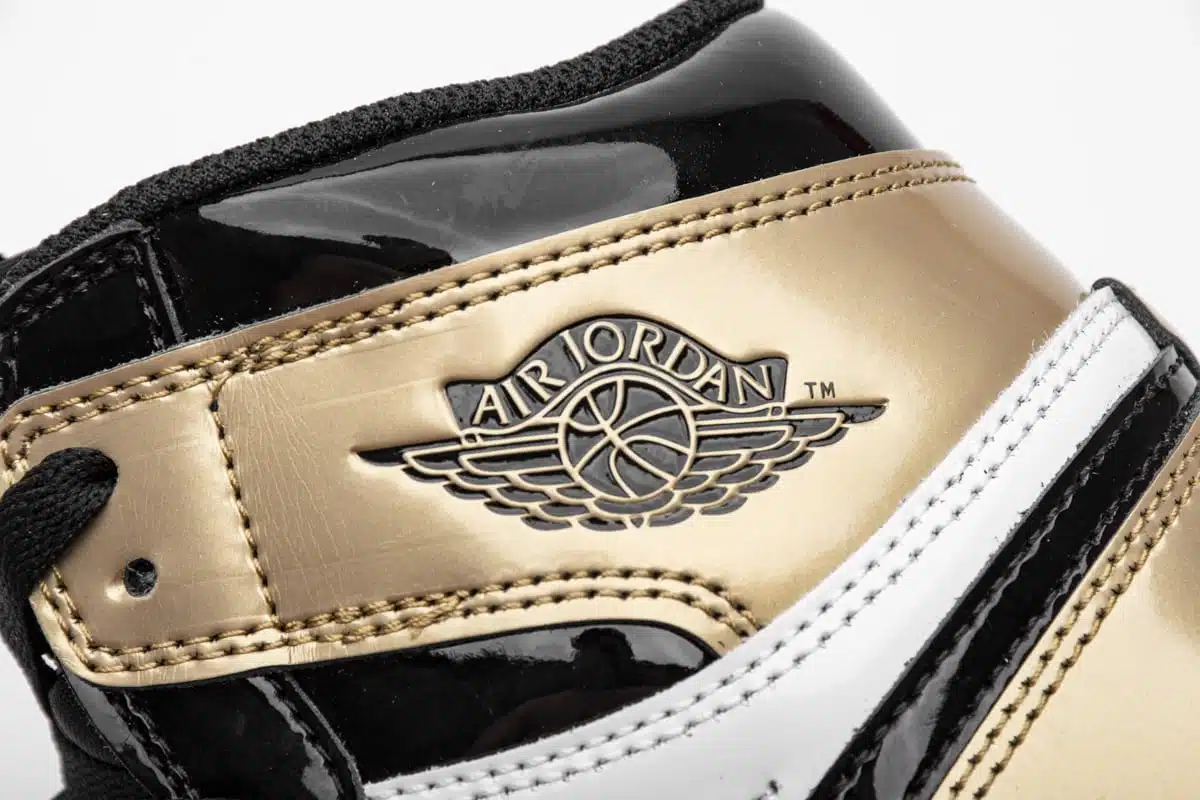 RÉPLICA AIR JORDAN 1 RETRO HIGH OG NRG 'GOLD TOP 3' - Imagen 3