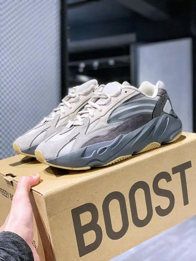 RÉPLICA ADIDAS YEEZY BOOST 700 V2 ‘TEPHRA’ - Imagen 2