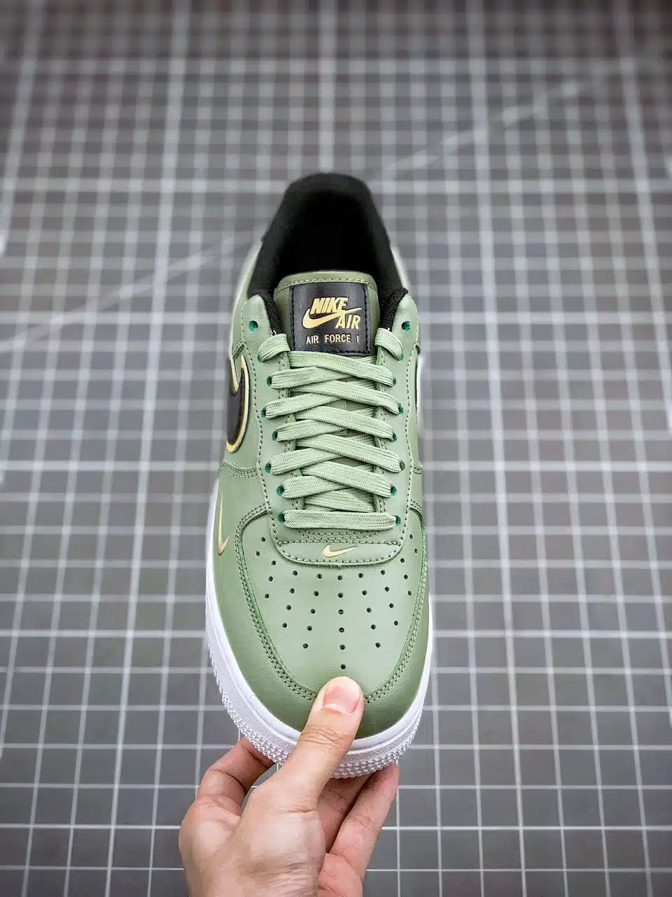 RÉPLICA AIR FORCE 1 LOW '07 LV8 DOUBLE SWOOSH 'OLIVE GOLD BLACK' - Imagen 8