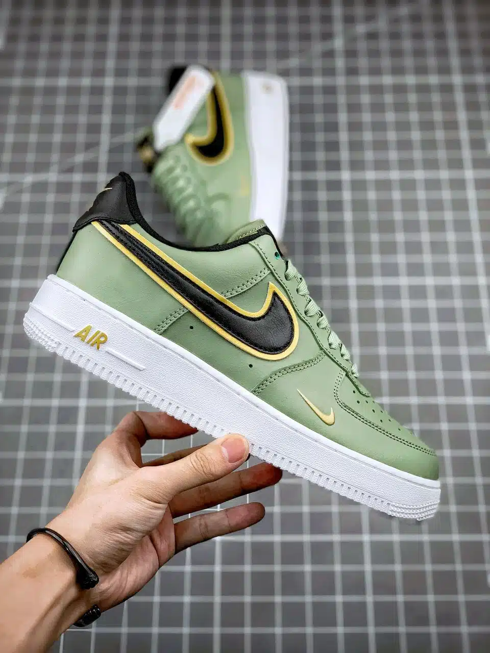 RÉPLICA AIR FORCE 1 LOW '07 LV8 DOUBLE SWOOSH 'OLIVE GOLD BLACK' - Imagen 7