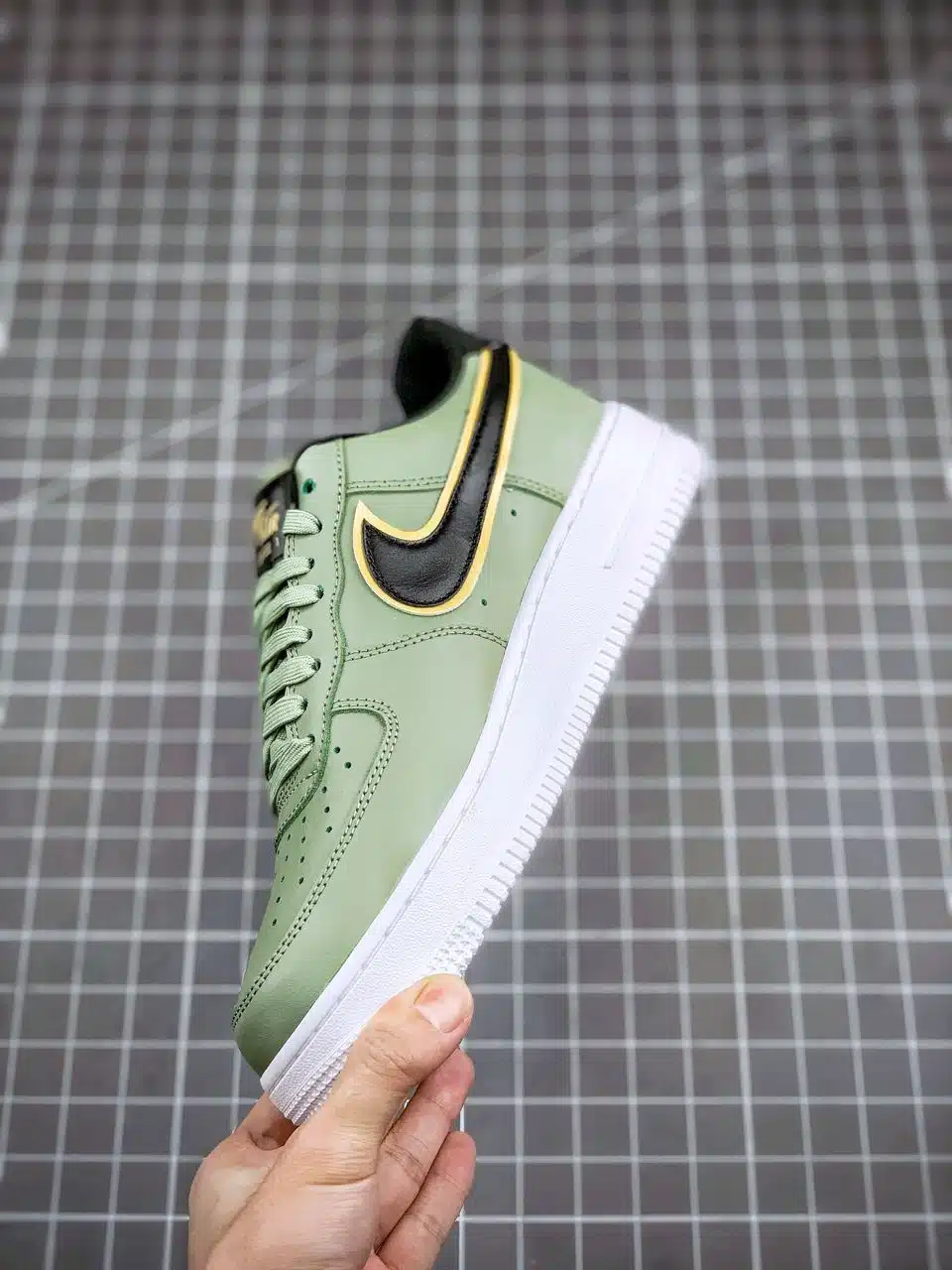 RÉPLICA AIR FORCE 1 LOW '07 LV8 DOUBLE SWOOSH 'OLIVE GOLD BLACK' - Imagen 5