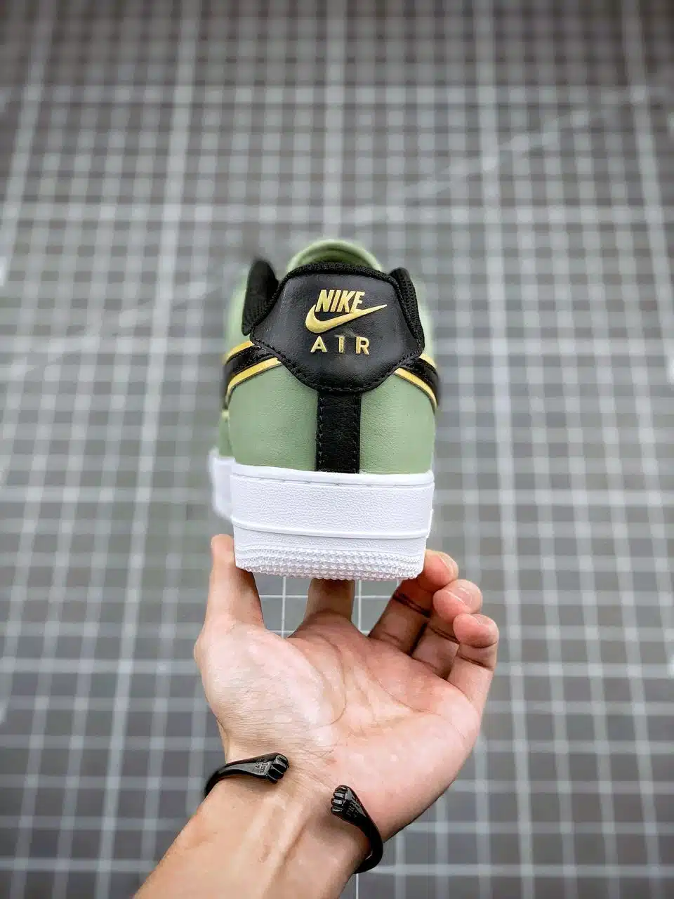 RÉPLICA AIR FORCE 1 LOW '07 LV8 DOUBLE SWOOSH 'OLIVE GOLD BLACK' - Imagen 3