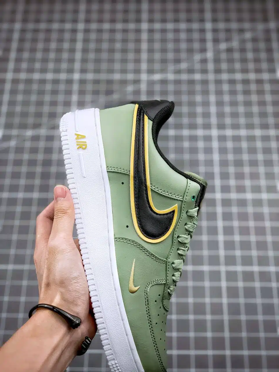 RÉPLICA AIR FORCE 1 LOW '07 LV8 DOUBLE SWOOSH 'OLIVE GOLD BLACK' - Imagen 2