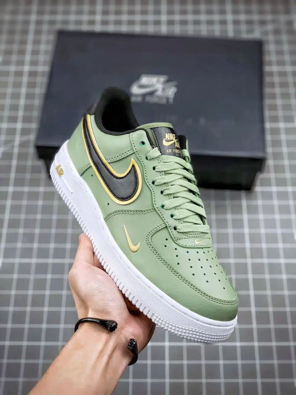 RÉPLICA AIR FORCE 1 LOW '07 LV8 DOUBLE SWOOSH 'OLIVE GOLD BLACK' - Imagen 9