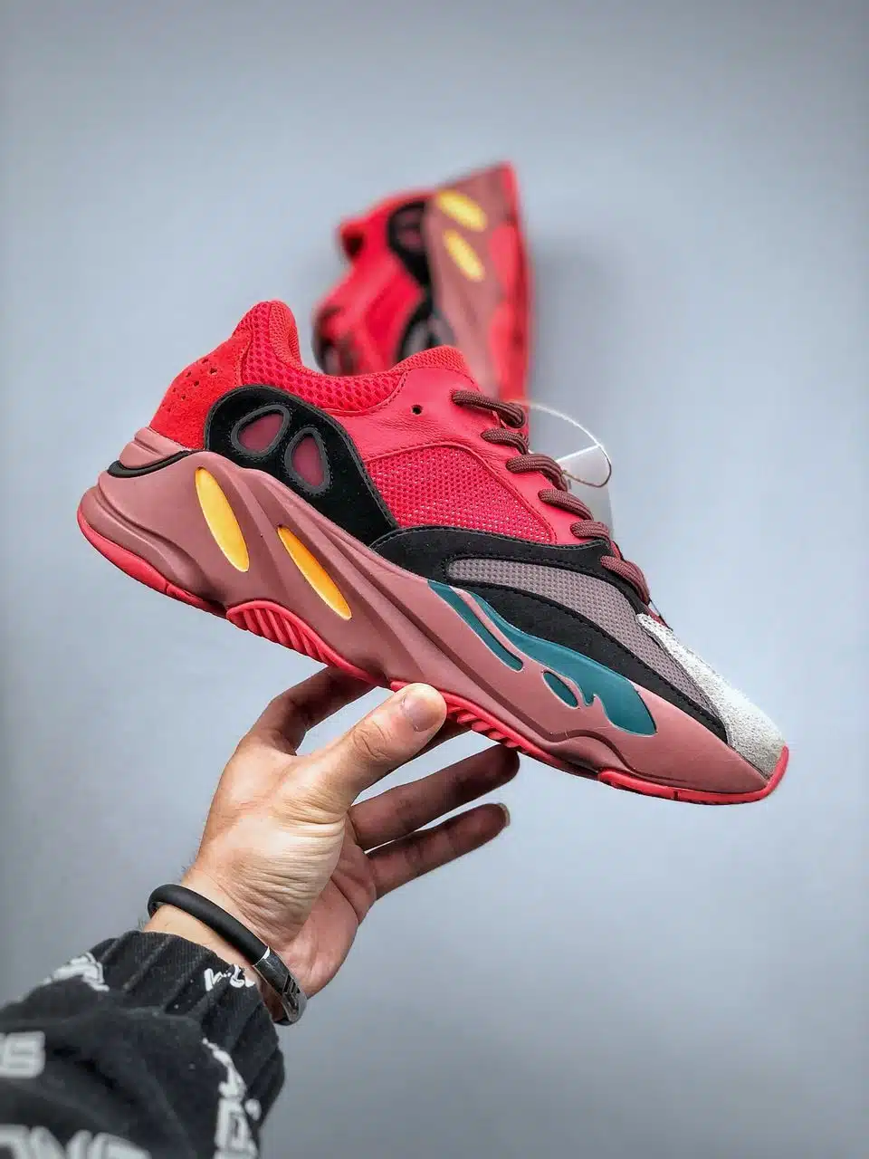 RÉPLICA ADIDAS YEEZY BOOST 700 ‘HI-RES RED’ - Imagen 7
