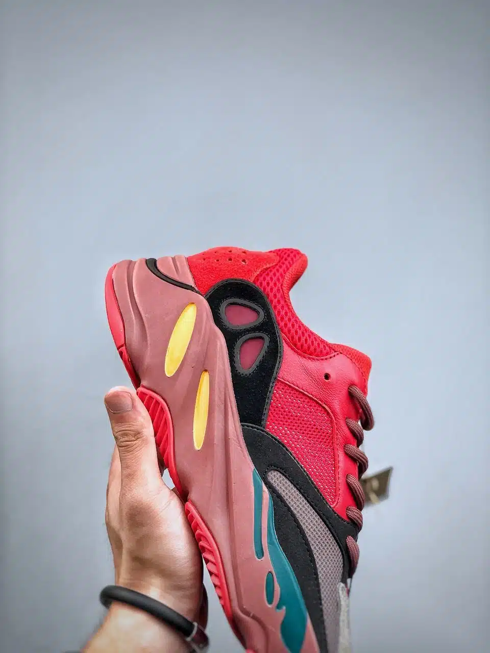 RÉPLICA ADIDAS YEEZY BOOST 700 ‘HI-RES RED’ - Imagen 5