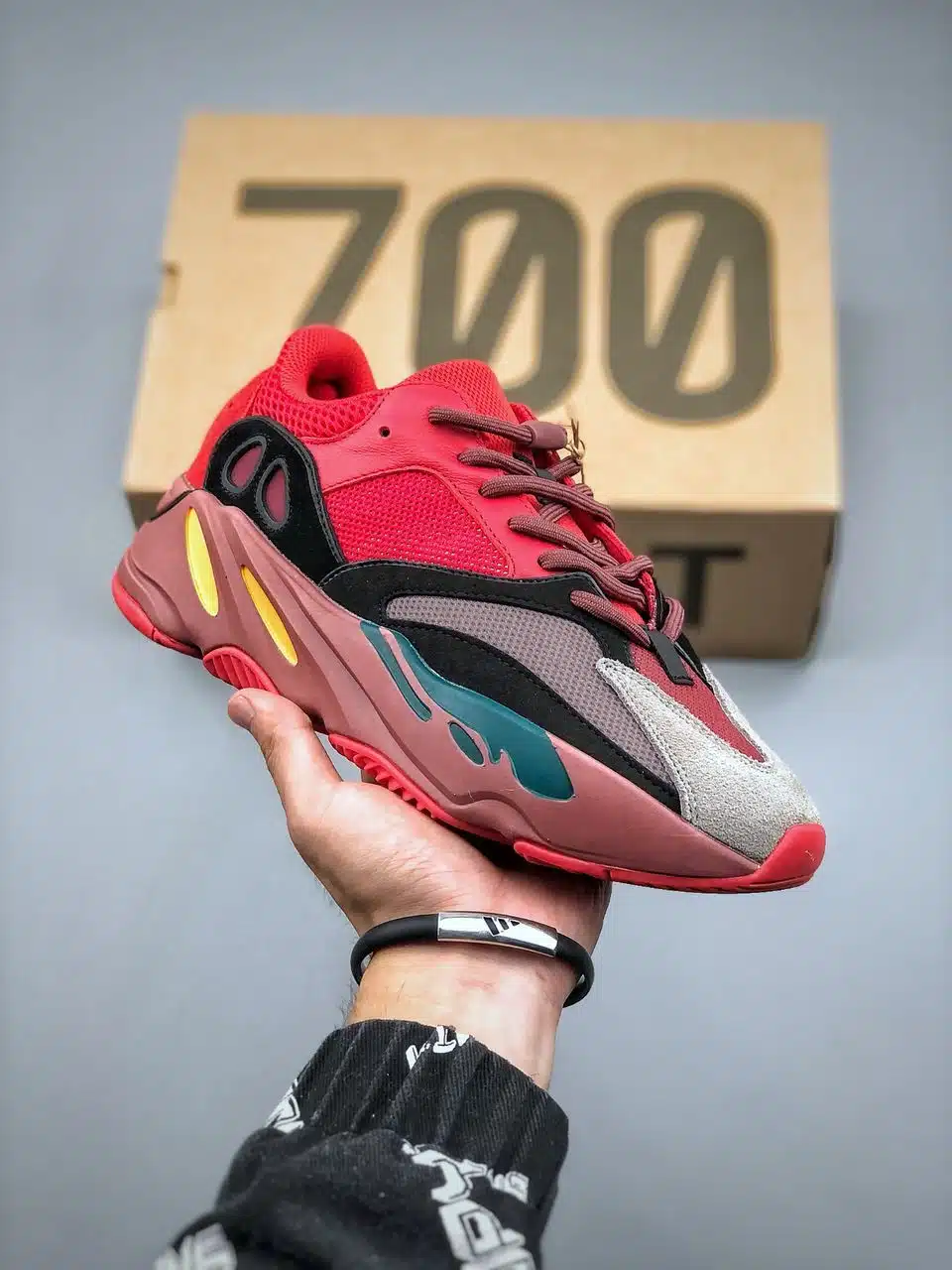 RÉPLICA ADIDAS YEEZY BOOST 700 ‘HI-RES RED’ - Imagen 9