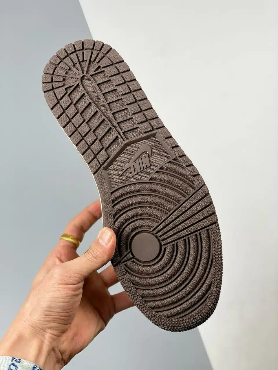 RÉPLICA TRAVIS SCOTT X AIR JORDAN 1 LOW 'MOCHA' - Imagen 4