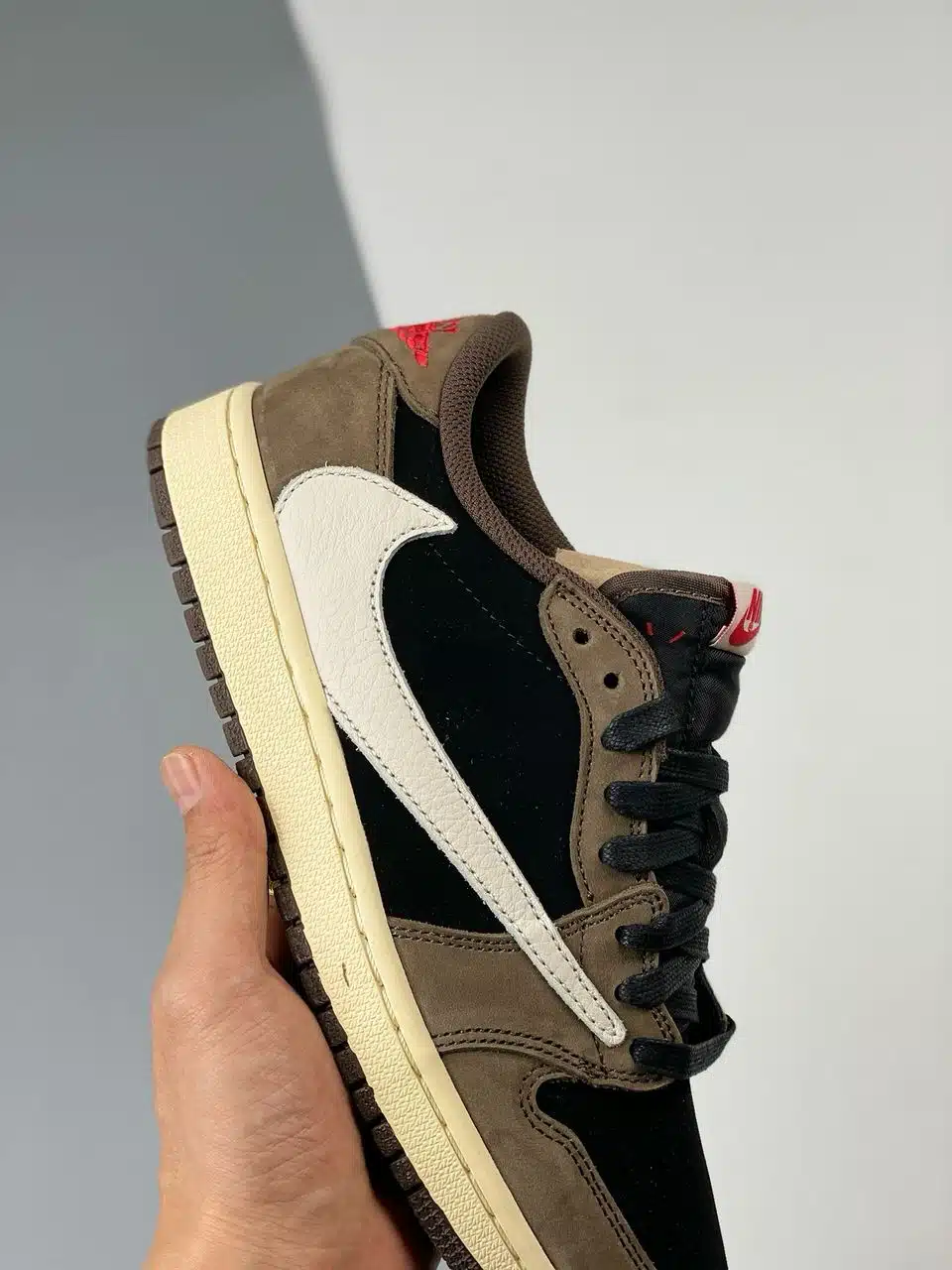 RÉPLICA TRAVIS SCOTT X AIR JORDAN 1 LOW 'MOCHA' - Imagen 2