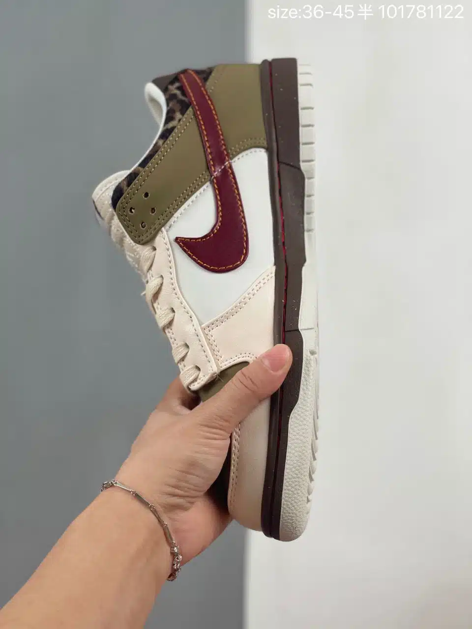 RÉPLICA DUNK LOW RETRO KHAKI TEAM 'RED PEARL WHITE' - Imagen 6
