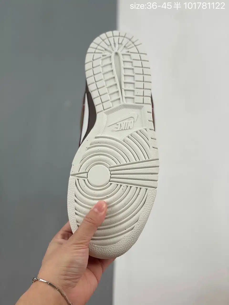 RÉPLICA DUNK LOW RETRO KHAKI TEAM 'RED PEARL WHITE' - Imagen 4